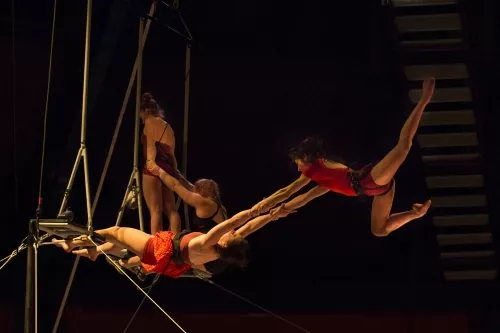 Gabi Chitescu, Garance Hubert Samson, Lucie Roux et Léa Verhille, Cadre aérien, 27e promotion du Centre national des arts du cirque/CNAC de Châlons-en-Champagne