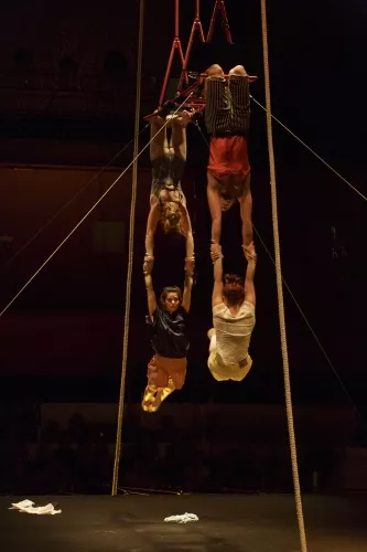 Gabi Chitescu, Garance Hubert Samson, Lucie Roux et Léa Verhille, Cadre aérien, 27e promotion du Centre national des arts du cirque/CNAC de Châlons-en-Champagne