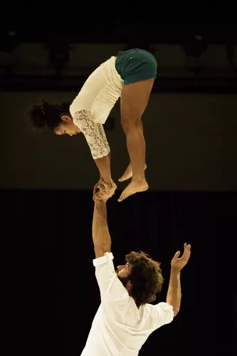 Vincent Brière et Voleak Ung, Portés accrobatiques, 27e promotion du Centre national des arts du cirque/CNAC de Châlons-en-Champagne