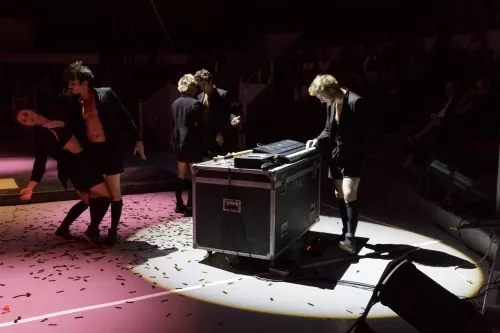 Florian Bessin, Simon Cheype, Antoine Cousty, Hugo Moriceau et Lluna Pi, Bascule coréenne, 27e promotion du Centre national des arts du cirque/CNAC de Châlons-en-Champagne