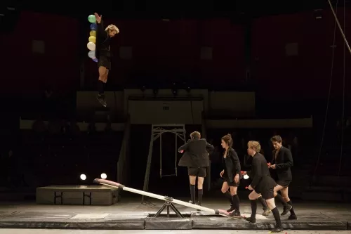 Florian Bessin, Simon Cheype, Antoine Cousty, Hugo Moriceau et Lluna Pi, Bascule coréenne, 27e promotion du Centre national des arts du cirque/CNAC de Châlons-en-Champagne