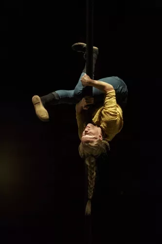 Cathrine Lundsgaard Nielsen, Mât chinois, 27e promotion du Centre national des arts du cirque/CNAC de Châlons-en-Champagne