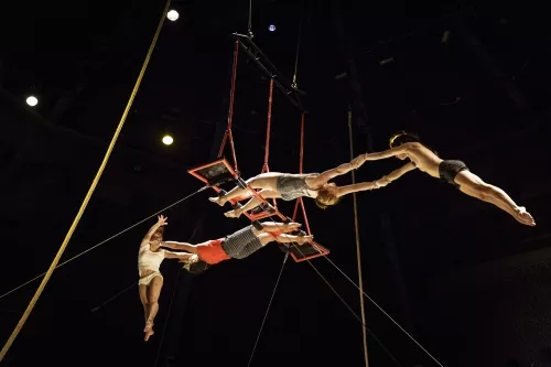 Gabi Chitescu, Garance Hubert Samson, Lucie Roux et Léa Verhille, Cadre aérien, 27e promotion du Centre national des arts du cirque/CNAC de Châlons-en-Champagne