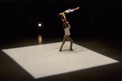 Vincent Brière et Voleak Ung, Portés accrobatiques, 27e promotion du Centre national des arts du cirque/CNAC de Châlons-en-Champagne