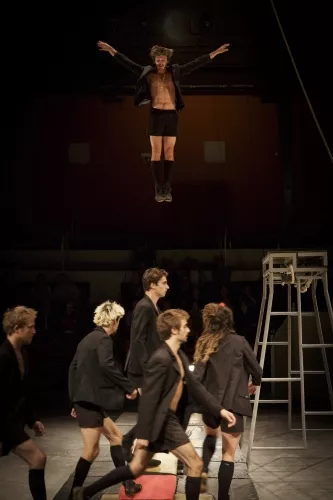 Florian Bessin, Simon Cheype, Antoine Cousty, Hugo Moriceau et Lluna Pi, Bascule coréenne, 27e promotion du Centre national des arts du cirque/CNAC de Châlons-en-Champagne