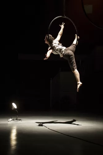 Anahi De Las Cuevas, cerceau aérien, 28e promotion du Centre national des arts du cirque (Cnac) de Châlons-en-Champagne