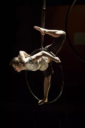 Anahi De Las Cuevas, cerceau aérien, 28e promotion du Centre national des arts du cirque (Cnac) de Châlons-en-Champagne