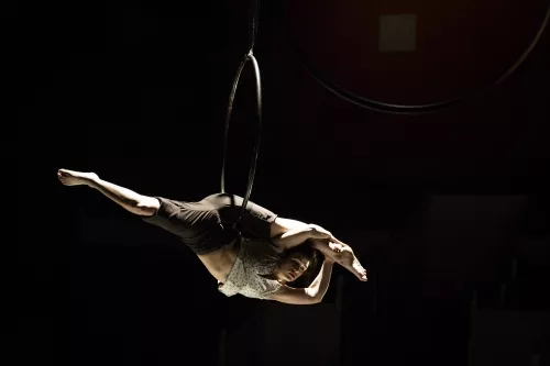 Anahi De Las Cuevas, cerceau aérien, 28e promotion du Centre national des arts du cirque (Cnac) de Châlons-en-Champagne