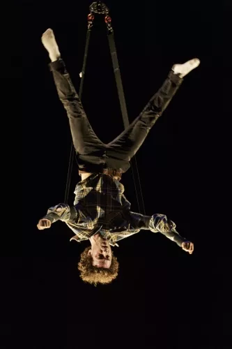 Théo Baroukh, sangles, 28e promotion du Centre national des arts du cirque/CNAC de Châlons-en-Champagne