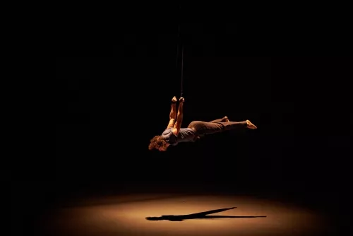 Théo Baroukh, sangles, 28e promotion du Centre national des arts du cirque/CNAC de Châlons-en-Champagne 