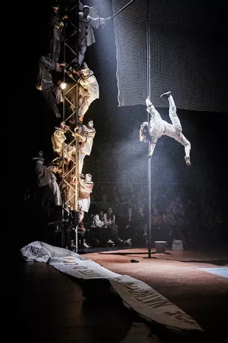 BALESTRA, spectacle de fin d'études de la 34e promotion du Centre national des arts du cirque/CNAC de Châlons-en-Champagne - Mise en scène Marie Molliens - Cie Rasposo