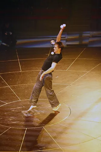 THIS IS THE END, spectacle de fin d'études de la 23e promotion du Centre national des arts du cirque/CNAC de Châlons-en-Champagne, mis en scène par David Bobee