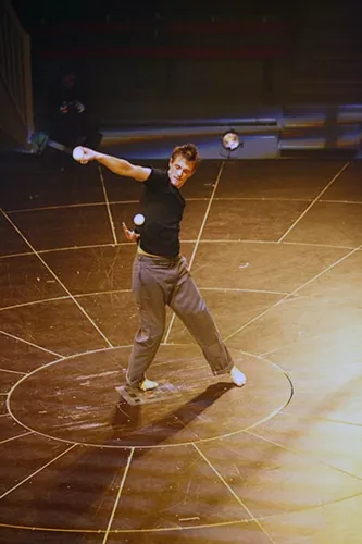 THIS IS THE END, spectacle de fin d'études de la 23e promotion du Centre national des arts du cirque/CNAC de Châlons-en-Champagne, mis en scène par David Bobee