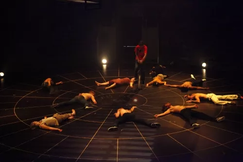 THIS IS THE END, spectacle de fin d'études de la 23e promotion du Centre national des arts du cirque/CNAC de Châlons-en-Champagne, mis en scène par David Bobee