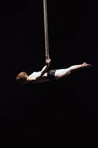 THIS IS THE END, spectacle de fin d'études de la 23e promotion du Centre national des arts du cirque/CNAC de Châlons-en-Champagne, mis en scène par David Bobee