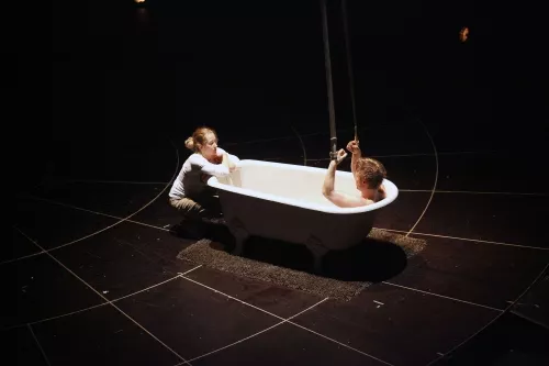 THIS IS THE END, spectacle de fin d'études de la 23e promotion du Centre national des arts du cirque/CNAC de Châlons-en-Champagne, mis en scène par David Bobee