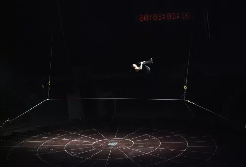 THIS IS THE END, spectacle de fin d'études de la 23e promotion du Centre national des arts du cirque/CNAC de Châlons-en-Champagne, mis en scène par David Bobee