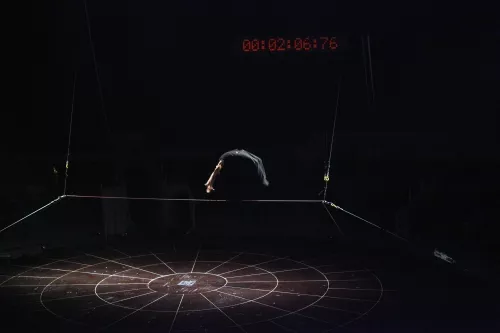 THIS IS THE END, spectacle de fin d'études de la 23e promotion du Centre national des arts du cirque/CNAC de Châlons-en-Champagne, mis en scène par David Bobee