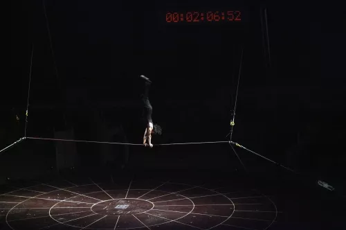 THIS IS THE END, spectacle de fin d'études de la 23e promotion du Centre national des arts du cirque/CNAC de Châlons-en-Champagne, mis en scène par David Bobee