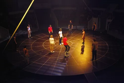 THIS IS THE END, spectacle de fin d'études de la 23e promotion du Centre national des arts du cirque/CNAC de Châlons-en-Champagne, mis en scène par David Bobee