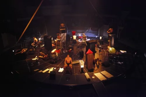 THIS IS THE END, spectacle de fin d'études de la 23e promotion du Centre national des arts du cirque/CNAC de Châlons-en-Champagne, mis en scène par David Bobee