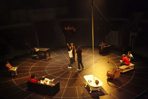 THIS IS THE END, spectacle de fin d'études de la 23e promotion du Centre national des arts du cirque/CNAC de Châlons-en-Champagne, mis en scène par David Bobee