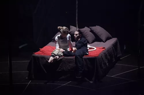 THIS IS THE END, spectacle de fin d'études de la 23e promotion du Centre national des arts du cirque/CNAC de Châlons-en-Champagne, mis en scène par David Bobee