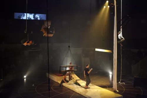 THIS IS THE END, spectacle de fin d'études de la 23e promotion du Centre national des arts du cirque/CNAC de Châlons-en-Champagne, mis en scène par David Bobee