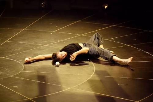 THIS IS THE END, spectacle de fin d'études de la 23e promotion du Centre national des arts du cirque/CNAC de Châlons-en-Champagne, mis en scène par David Bobee