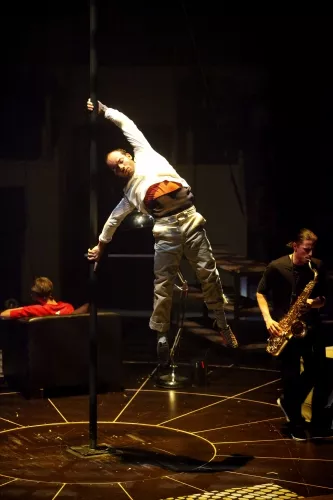 THIS IS THE END, spectacle de fin d'études de la 23e promotion du Centre national des arts du cirque/CNAC de Châlons-en-Champagne, mis en scène par David Bobee