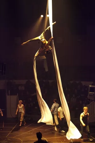 THIS IS THE END, spectacle de fin d'études de la 23e promotion du Centre national des arts du cirque/CNAC de Châlons-en-Champagne, mis en scène par David Bobee