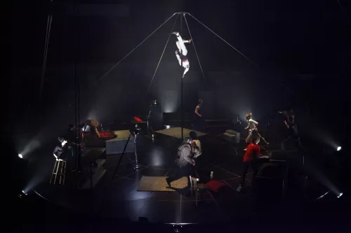 THIS IS THE END, spectacle de fin d'études de la 23e promotion du Centre national des arts du cirque/CNAC de Châlons-en-Champagne, mis en scène par David Bobee