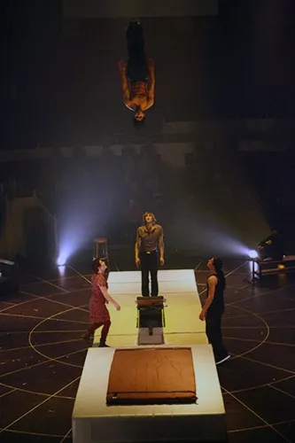 THIS IS THE END, spectacle de fin d'études de la 23e promotion du Centre national des arts du cirque/CNAC de Châlons-en-Champagne, mis en scène par David Bobee