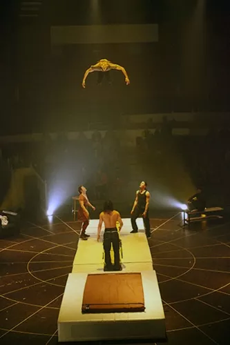 THIS IS THE END, spectacle de fin d'études de la 23e promotion du Centre national des arts du cirque/CNAC de Châlons-en-Champagne, mis en scène par David Bobee