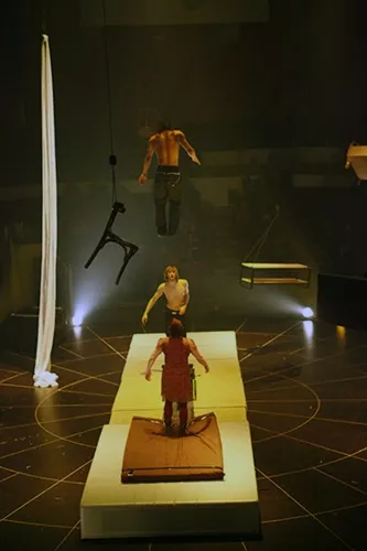 THIS IS THE END, spectacle de fin d'études de la 23e promotion du Centre national des arts du cirque/CNAC de Châlons-en-Champagne, mis en scène par David Bobee