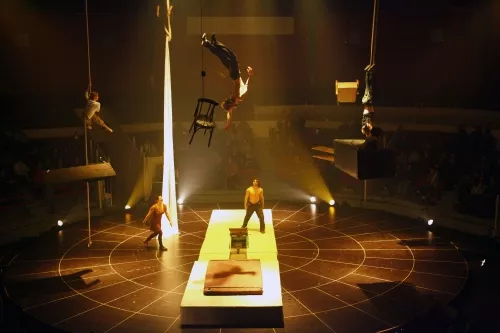 THIS IS THE END, spectacle de fin d'études de la 23e promotion du Centre national des arts du cirque/CNAC de Châlons-en-Champagne, mis en scène par David Bobee