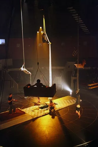 THIS IS THE END, spectacle de fin d'études de la 23e promotion du Centre national des arts du cirque/CNAC de Châlons-en-Champagne, mis en scène par David Bobee