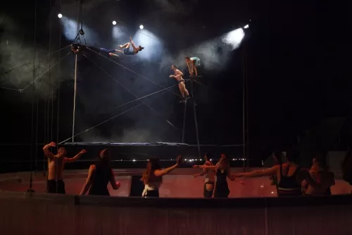 PULSIONS, spectacle de fin d'études de la 24e promotion du Centre national des arts du cirque/CNAC de Châlons-en-Champagne, mis en scène par Laurent Laffargue