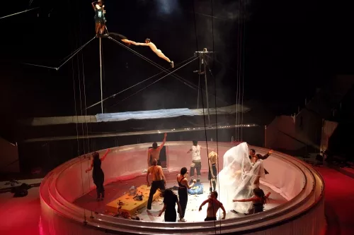 PULSIONS, spectacle de fin d'études de la 24e promotion du Centre national des arts du cirque/CNAC de Châlons-en-Champagne, mis en scène par Laurent Laffargue