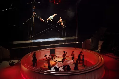 PULSIONS, spectacle de fin d'études de la 24e promotion du Centre national des arts du cirque/CNAC de Châlons-en-Champagne, mis en scène par Laurent Laffargue
