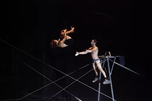 PULSIONS, spectacle de fin d'études de la 24e promotion du Centre national des arts du cirque/CNAC de Châlons-en-Champagne, mis en scène par Laurent Laffargue