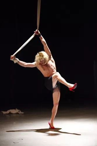 PULSIONS, spectacle de fin d'études de la 24e promotion du Centre national des arts du cirque/CNAC de Châlons-en-Champagne, mis en scène par Laurent Laffargue