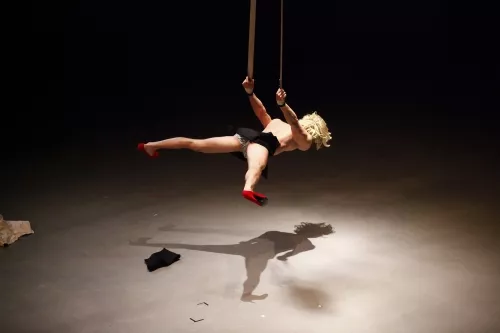 PULSIONS, spectacle de fin d'études de la 24e promotion du Centre national des arts du cirque/CNAC de Châlons-en-Champagne, mis en scène par Laurent Laffargue