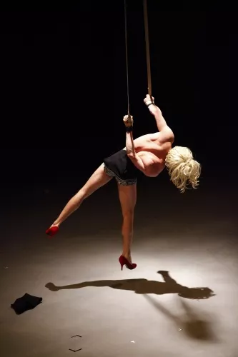 PULSIONS, spectacle de fin d'études de la 24e promotion du Centre national des arts du cirque/CNAC de Châlons-en-Champagne, mis en scène par Laurent Laffargue