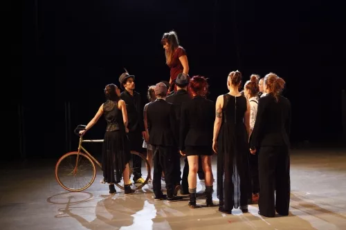 PULSIONS, spectacle de fin d'études de la 24e promotion du Centre national des arts du cirque/CNAC de Châlons-en-Champagne, mis en scène par Laurent Laffargue