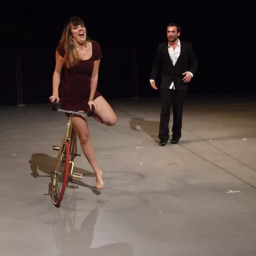 PULSIONS, spectacle de fin d'études de la 24e promotion du Centre national des arts du cirque/CNAC de Châlons-en-Champagne, mis en scène par Laurent Laffargue