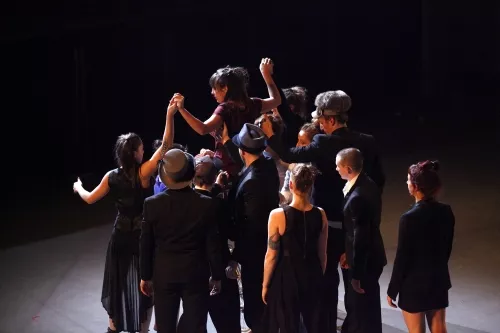 PULSIONS, spectacle de fin d'études de la 24e promotion du Centre national des arts du cirque/CNAC de Châlons-en-Champagne, mis en scène par Laurent Laffargue