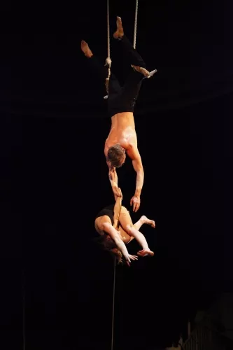 PULSIONS, spectacle de fin d'études de la 24e promotion du Centre national des arts du cirque/CNAC de Châlons-en-Champagne, mis en scène par Laurent Laffargue