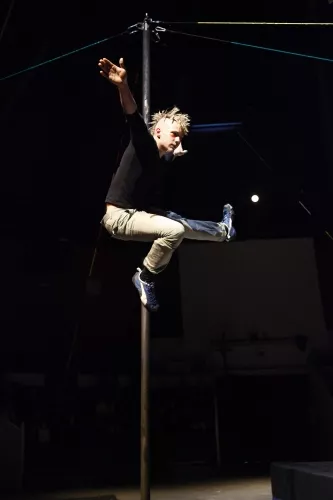 Medhi Azema, Mât chinois, 25e promotion du Centre national des arts du cirque/CNAC de Châlons-en-Champagne