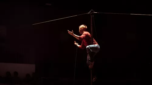 Medhi Azema, Mât chinois, 25e promotion du Centre national des arts du cirque/CNAC de Châlons-en-Champagne
